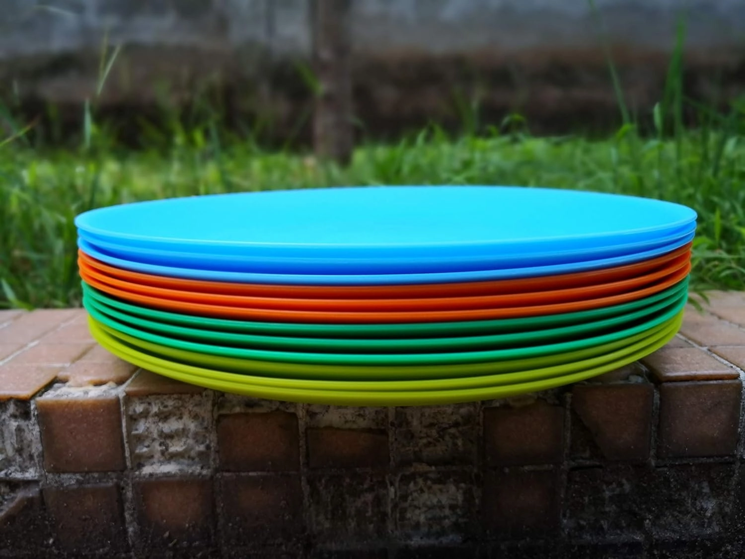 AOYITE Plastic Dinner Plates Reusable BPA Free Dishwasher Safe Microwaveable Plate for Any Occasion, BBQ, Travel, and Events (Multicolor set of 12)