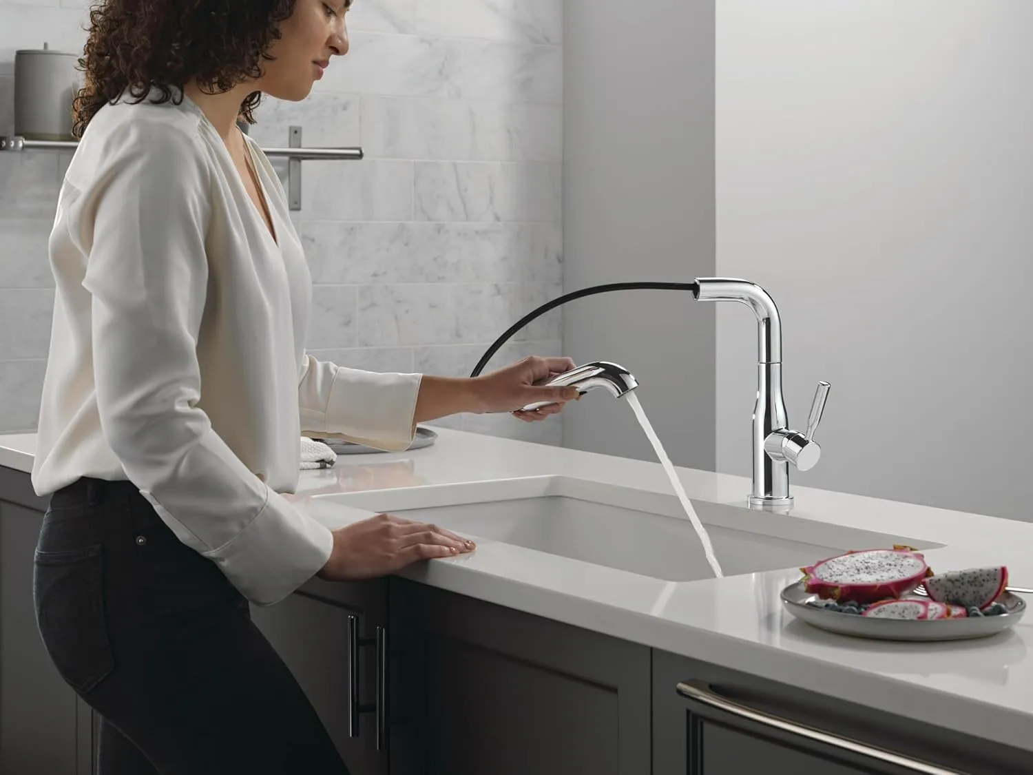 Delta Faucet Almari Pull-Out Kitchen Faucet, Chrome Kitchen Faucets with Pull-Out Sprayer, Kitchen Sink Faucet, Faucet for Kitchen Sink with Magnetic Docking, Chrome 16943-DST