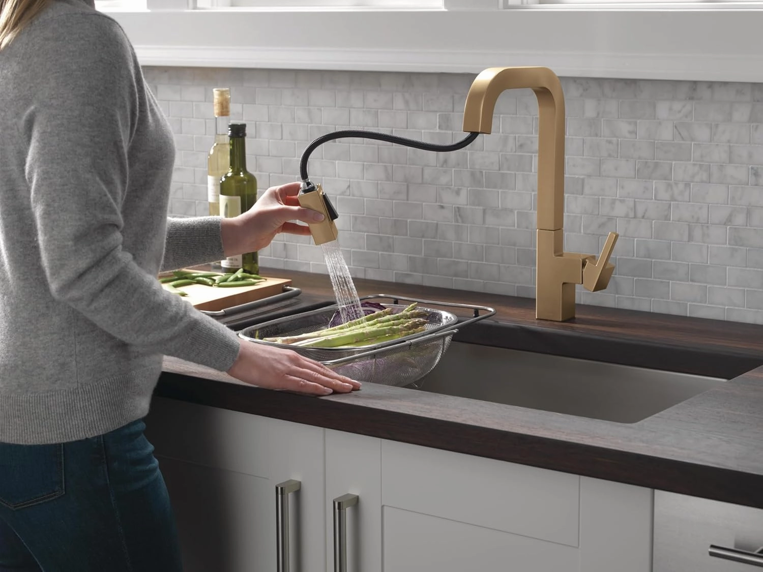 Delta 19825LF Junction 1.8 GPM Single Hole Pull Down Kitchen Faucet with MagnaTite and Touch-Clean Technology - Champagne Bronze