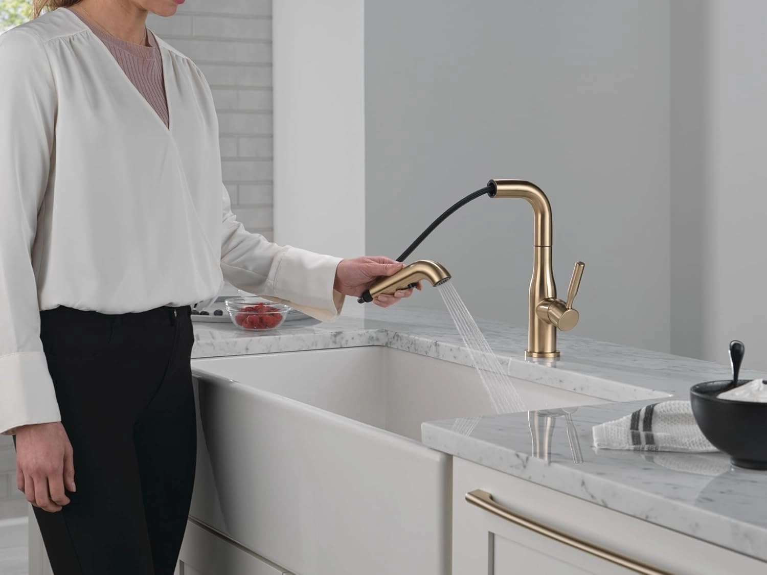 Delta Faucet Almari Pull-Out Kitchen Faucet, Gold Kitchen Faucets with Pull-Out Sprayer, Kitchen Sink Faucet, Faucet for Kitchen Sink with Magnetic Docking, Champagne Bronze 16943-CZ-DST