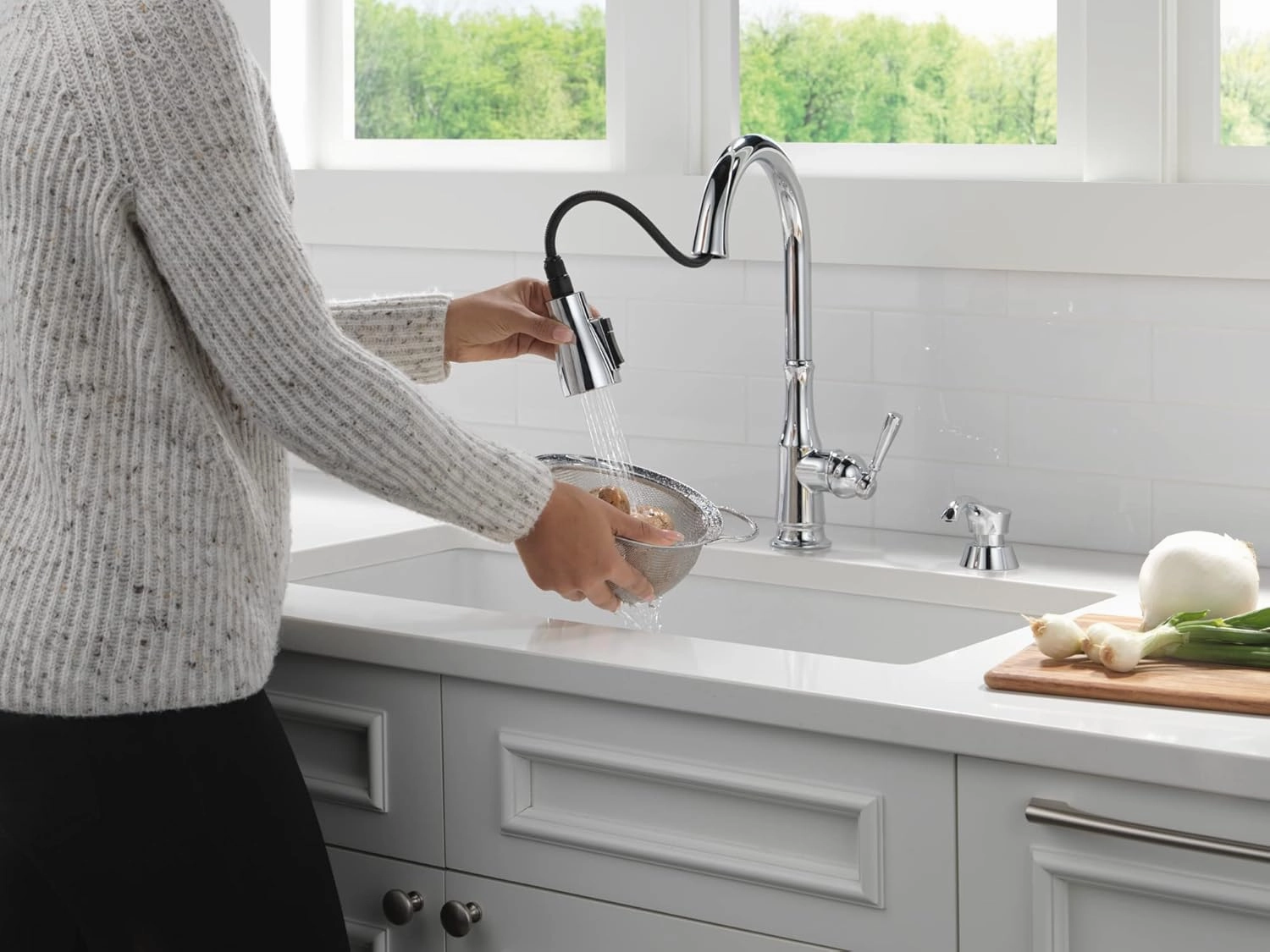 Delta Faucet Capertee Chrome Kitchen Faucet with Soap Dispenser, Kitchen Faucets with Pull Down Sprayer, Kitchen Sink Faucet with Magnetic Docking Spray Head, Chrome 19877Z-SD-DST