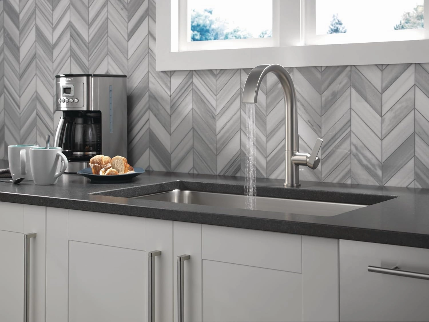 Delta Faucet Keele Kitchen Faucet with Pull Down Sprayer, Brushed Nickel Kitchen Sink Faucet, Modern Kitchen Faucet, Kitchen Sink Faucet, Single Hole Kitchen Faucet, Spotshield Stainless 19824LF-SP