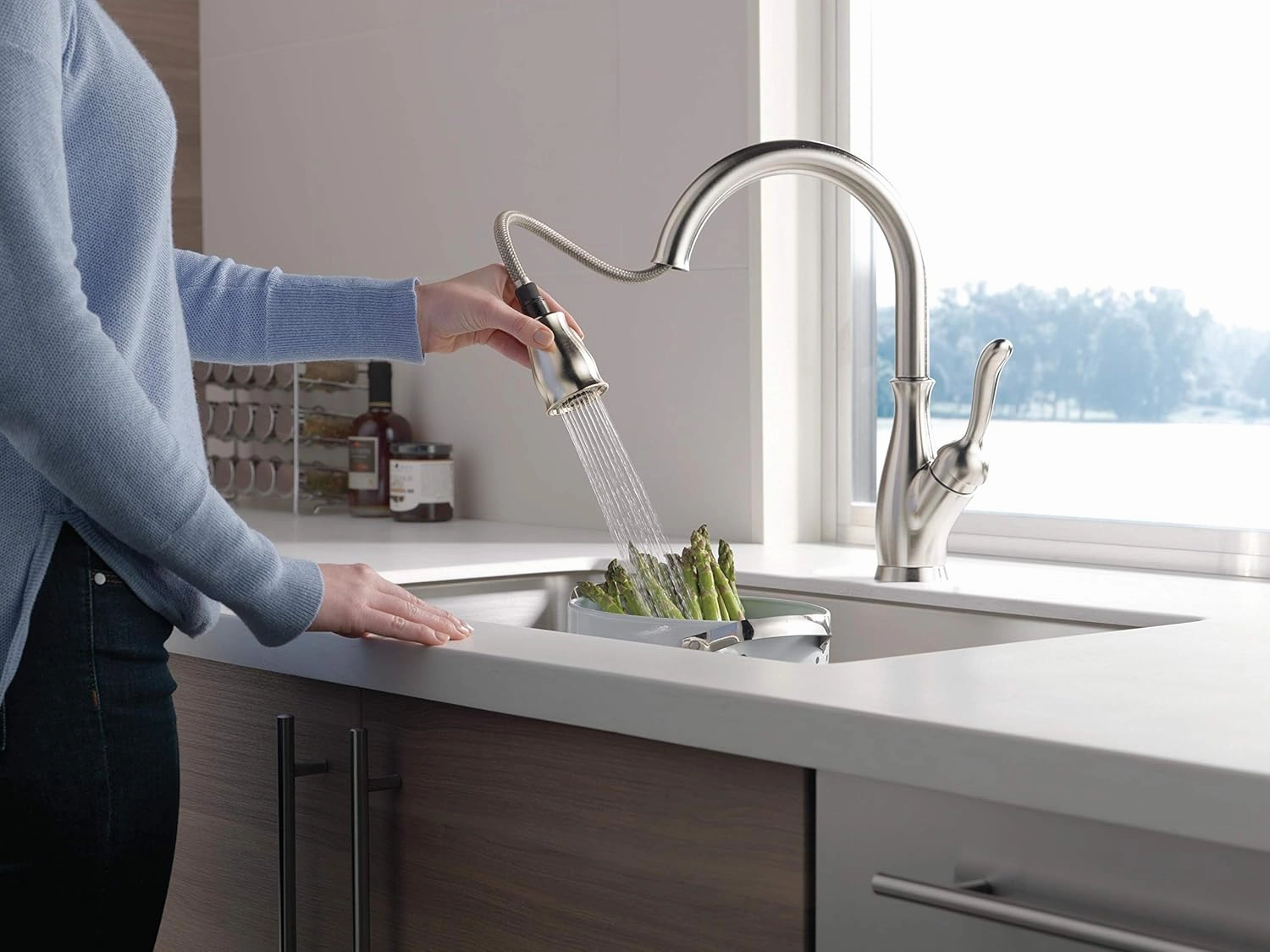 Delta Faucet Leland Brushed Nickel Kitchen Faucet, Kitchen Faucets with Pull Down Sprayer, Kitchen Sink Faucet, Faucet for Kitchen Sink, Magnetic Docking Spray Head, SpotShield Stainless 9178-SP-DST