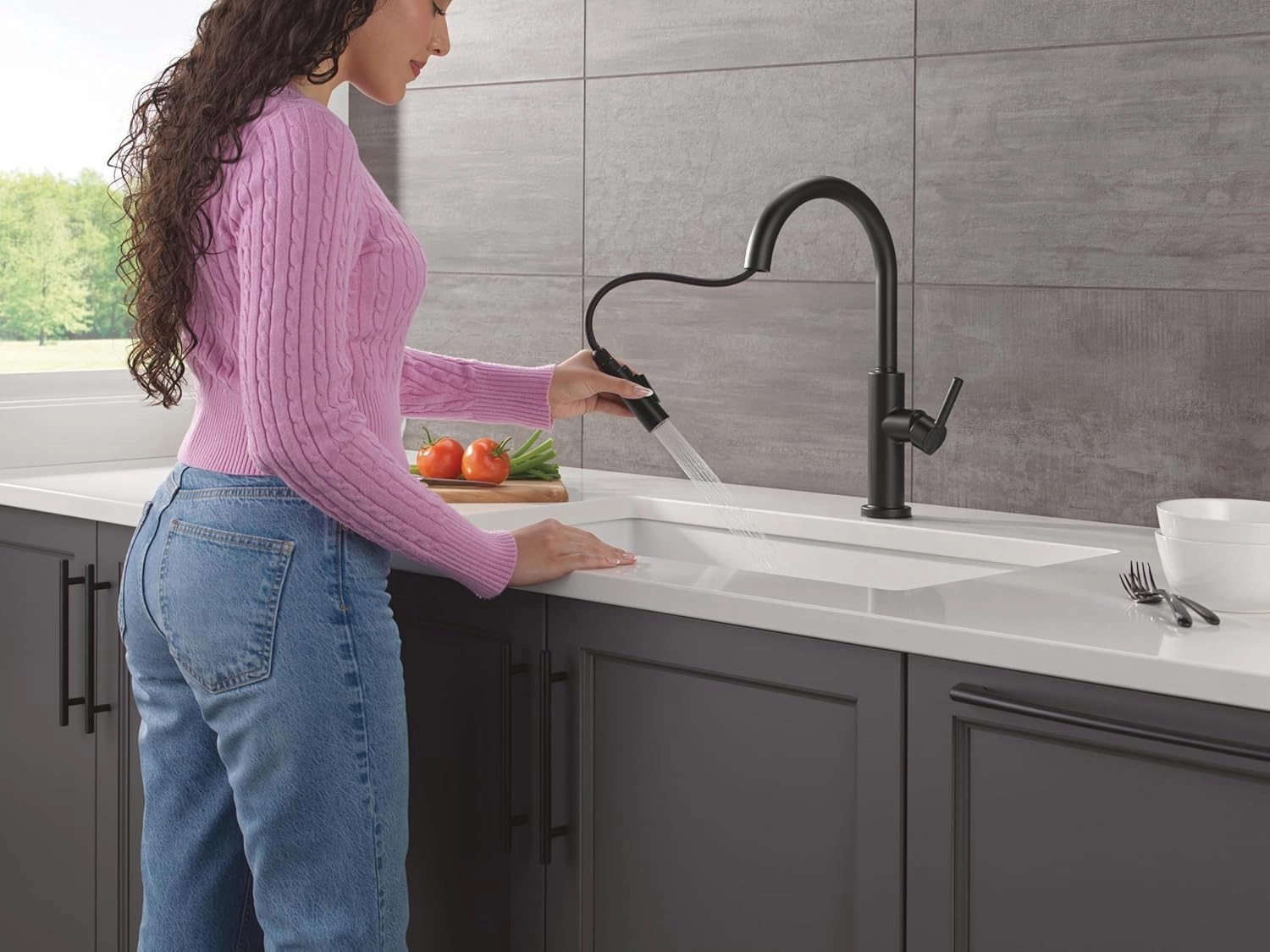Delta Faucet Nicoli Kitchen Faucet with Pull Down Sprayer, Matte Black Modern Single Hole Kitchen Sink Faucet, Matte Black 19867LF-BL