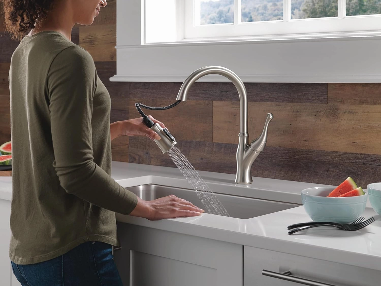 Delta Faucet Ophelia Brushed Nickel Kitchen Faucet, Kitchen Faucets with Pull Down Sprayer, Kitchen Sink Faucet, Faucet for Kitchen Sink, Magnetic Docking, SpotShield Stainless 19888Z-SP-DST