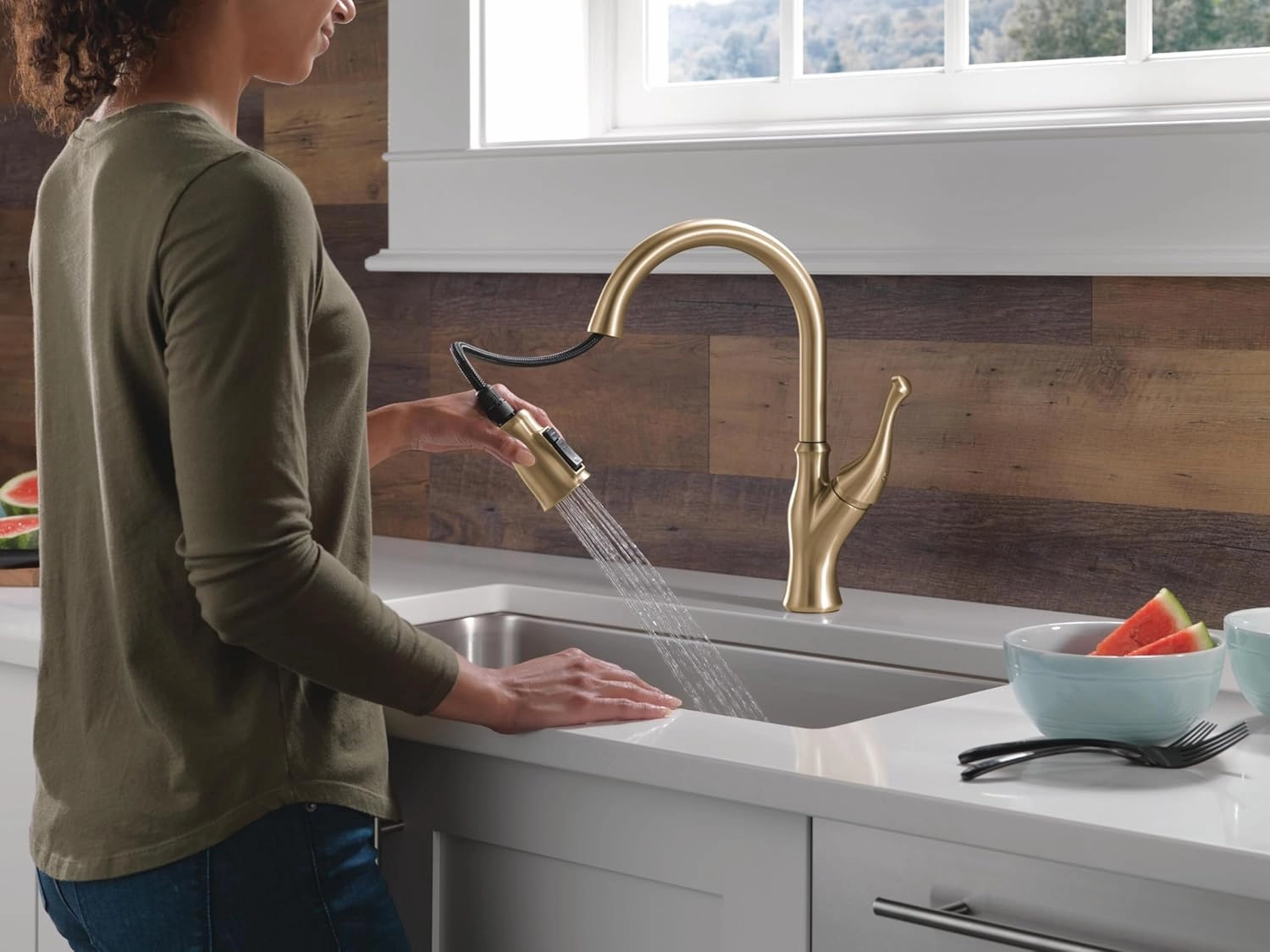 Delta Faucet Ophelia Pull Down Kitchen Faucet Gold, Gold Kitchen Faucets with Pull Down Sprayer, Kitchen Sink Faucet, Faucet for Kitchen Sink with Magnetic Dock, Champagne Bronze 19888Z-CZ-DST