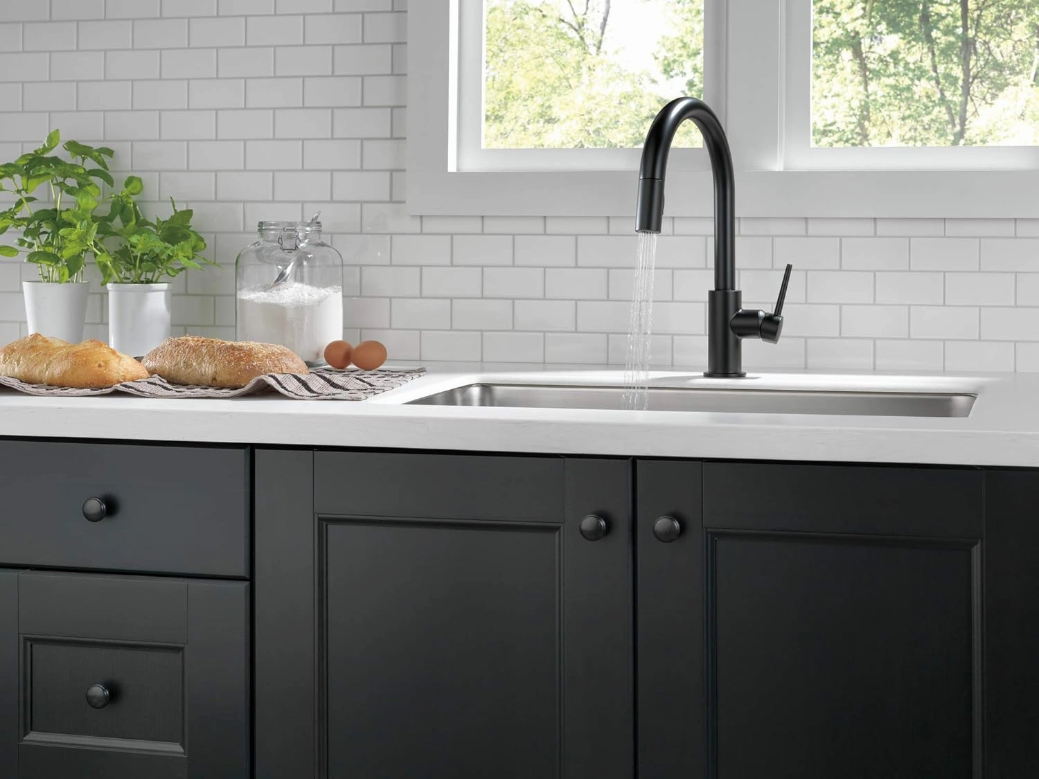Delta Faucet Trinsic Matte Black Kitchen Faucet Black, Kitchen Faucets with Pull Down Sprayer, Kitchen Sink Faucet, Faucet for Kitchen Sink, Magnetic Docking Spray Head, Matte Black 9159-BLLS-DST