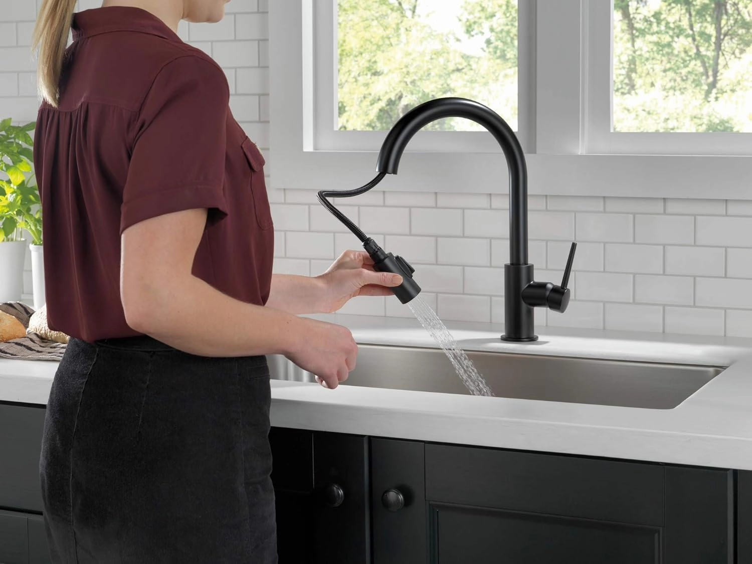 Delta Faucet Trinsic Matte Black Kitchen Faucet Black, Kitchen Faucets with Pull Down Sprayer, Kitchen Sink Faucet, Faucet for Kitchen Sink, Magnetic Docking Spray Head, Matte Black 9159-BLLS-DST